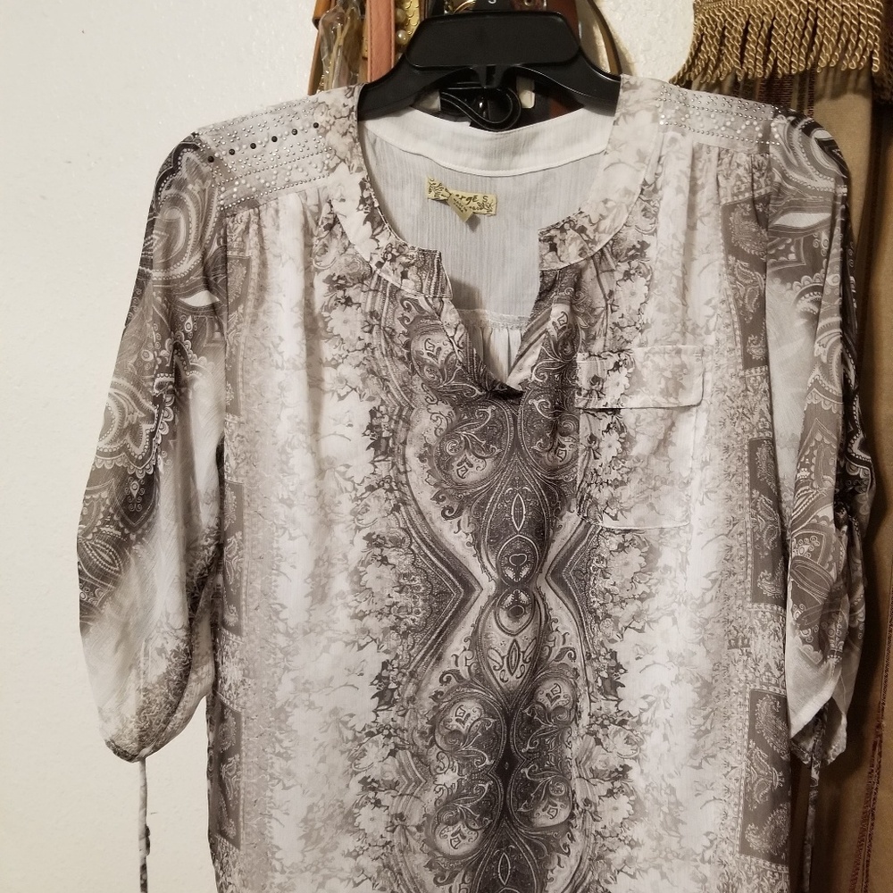 🌺 Silk blouse. Perfect for spring weather. 🌺